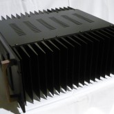 製品横部は全体が放熱フィンです。フィン部塗装は多少の熱焼け(赤変色)があります。