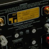 RCA jack は WBT製 に交換、FUSE box も高信頼パーツに交換されています。