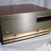 フロントサブパネルを空けた写真です。output level / display dimmer / input selecter が格納されています。