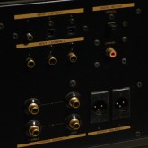 入力は SPDIF(coax)×3・TOS link×3、出力は RCA(FIX)×1・RCA(valiable)×1・XLR(FIX)×1 です。
