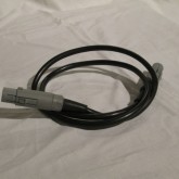 電源 - 本体 専用ケーブルが付属しています。
