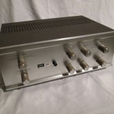 ノスタルジックなノブが印象的な真空管式プリアンプです。