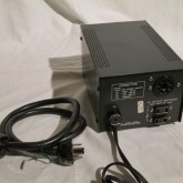 本体とは専用電源ケーブルで接続して使用します。