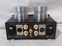 入出力共に XLR/RCA 端子が装備されています。