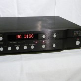 同社製プリアンプと共通デザインのCDプレーヤーです。