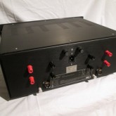製品背面部です。入力はRCA/XLRどちらかを選択します。