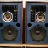 JBL 4300シリーズ大型モデルです。