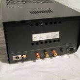 背面部です。入力は XLR/RCA、スピーカーは2系統接続/選択可能です。