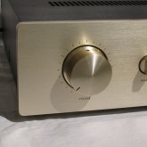 volume が向かって左側にあるのが特徴的です。