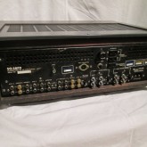 製品は背面部です。多彩な入力端子を装備しています。