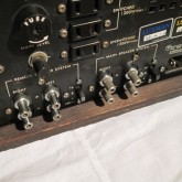 専用形状のスピーカーケーブル端子具も8個揃っています。