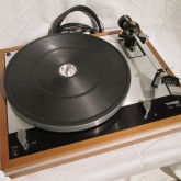 コンパクトにまとめられたレコードプレーヤーです。