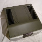 製品を上から見た状態です。400番台製品からヒートシンクが筐体内部に収まりました。