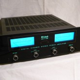 blue eyes がトレードマーク、McIntosh のパワーアンプです。