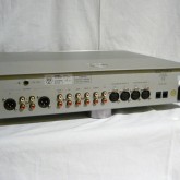製品背面部です。in/out 共に XLR 端子も装備しています。