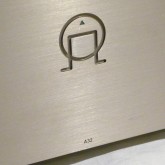 フロントフェイス掘り込みロゴの中央部分が電源スイッチです。
