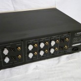 製品背面部です。入出力端子は各チャンネル共 RCA/XLR を選択できます。