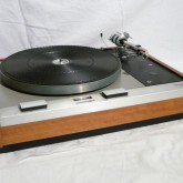 thorens のなかでもコンパクトなモデルです。