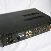 重要度が高いと思われる入出力に高品位パーツを採用。ACケーブルはIEC320タイプを採用しています。