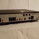 デジタル入力は AES/EBU×2・ST link×1・SPDIF×2・TOS link×1 、アナログ出力は XLR/RCA 各1系統です。