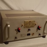 製品背面部です。入力は RCA のみです。
