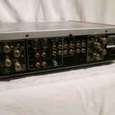 製品背面部です。CD input は XLR入力 も装備しています。