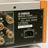 背面の製品表示の拡大写真です。