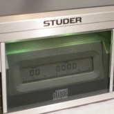 この液晶ディスプレイ部全体が前にスライドし、中にCDソフトをセットします。