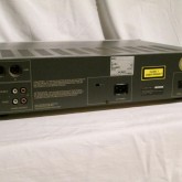 アナログ出力は XLR(2hot)・RCA(固定)・RCA(可変) 各1系統です。デジタル出力は装備されていません。