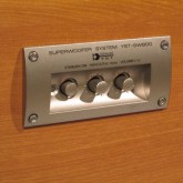 カットオフ周波数・出力が可変できます。