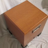 キャビネットには目立つ傷もなく良好な状態です。