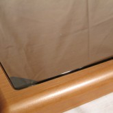 ガラス部はフェルト素材角４点で支持されています。