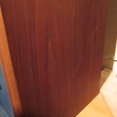 キャビネットの傷の写真です。