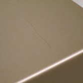 上面部には傷があります。