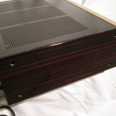 サイドウッドは制振効果と高級感の演出に一役買っています。
