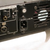 ACケーブルは着脱可能式(IEC320-c13/c15対応)に変更されています。
