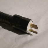 コネクターはアース端子付です。