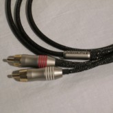 8枚羽のしっかりとしたコンタクト感のオリジナルRCAプラグです。