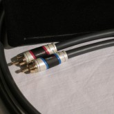 非常に凝った造りのプラグ、高級感あるメッシュジャケットも採用しています。