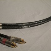 RCA プラグも質感の良い8枚羽タイプ、コンタクトもしっかりとした手応えです。