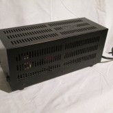製品横部です。製品全体に放熱口があります。