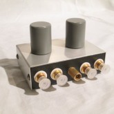 背面部に inputs / outputs があります。