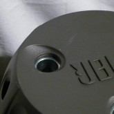 ３ヶ所あるクーリングスロットが長時間大音圧使用下での動作安定性に寄与します。