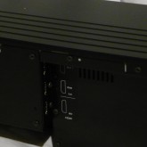 HDMI端子は背面部のくぼみの中にあります。壁取り付けの際などに収まりが良くなる配慮です。