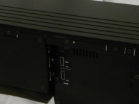 HDMI端子は背面部のくぼみの中にあります。壁取り付けの際などに収まりが良くなる配慮です。