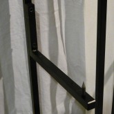 小型スピーカー用下部支持アームは可動式です。さまざまなスピーカーに対応します。