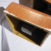 塗料はこの固体が以前使われていた場所の周辺部の塗装の際についたものと推測されます。