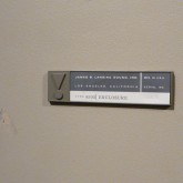製品名板の写真です。この製品番号はキャビネットの番号です。