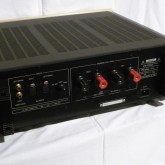 入力は XLR/RCA を前面のスイッチで選択可能です。