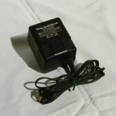 電源は AC アダプター です。